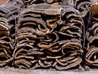 Stapel abgeernteter Korkeiche am Hof einer Verarbeitungsfabrik